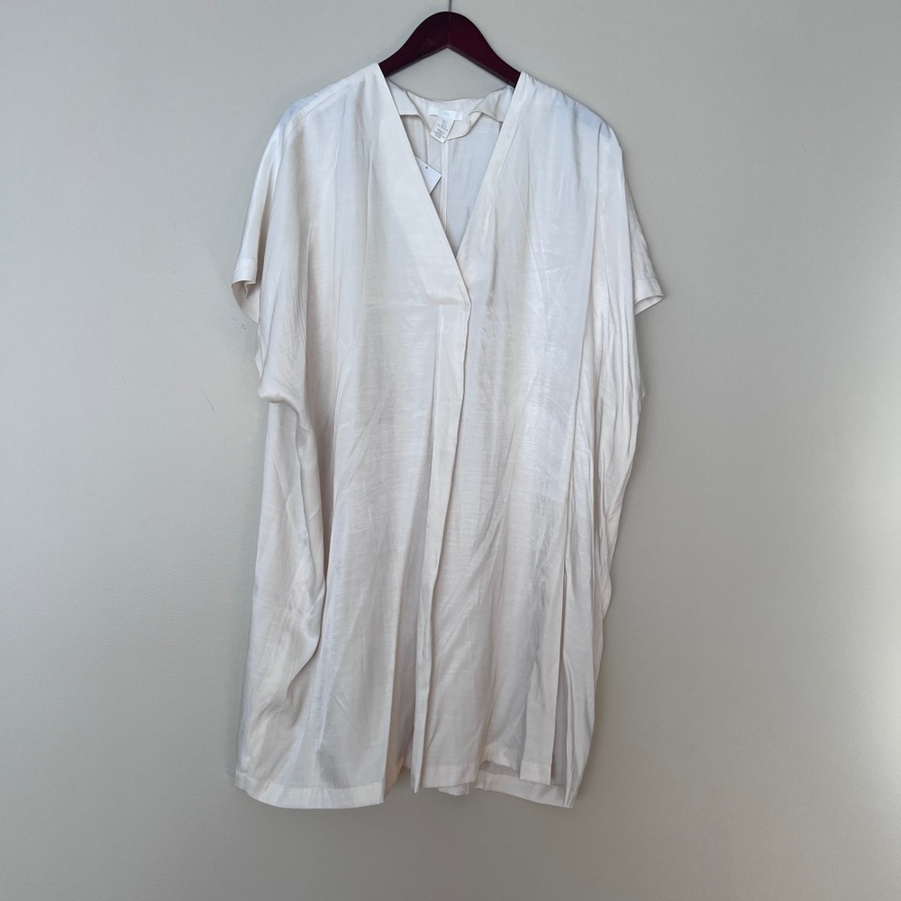 H&m short sleeve oversized v neck top. Size L